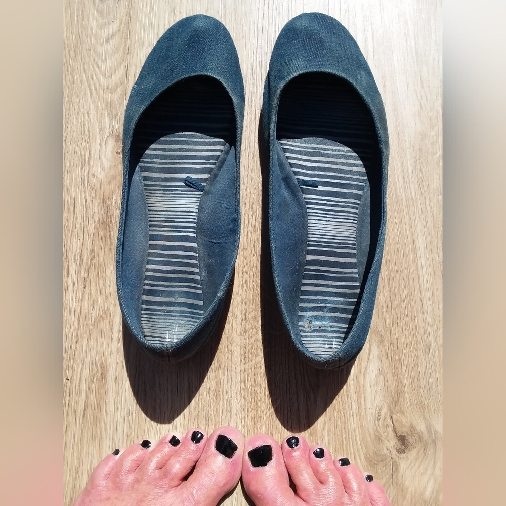 Well Worn Used Flats Womens Shoes
